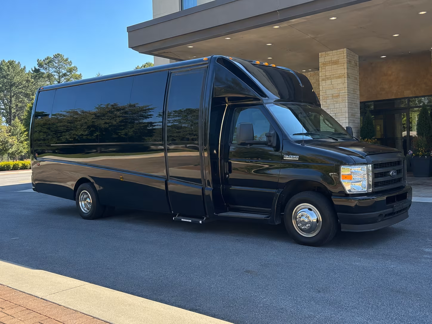 shuttle your wedding guests between lorain hotels and your venue